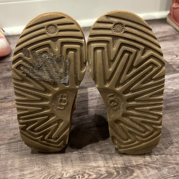 UGG Kids Tan Boots with Glitter Cheetah Print Design - Picture 4 of 5